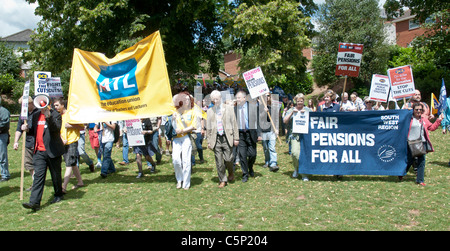 Demonstranten Ankunft im Belmont Park für die Streikenden Rallye durch Exeter. Stockfoto