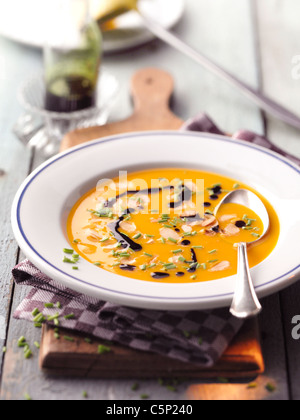 Kürbis - Blätter orange Suppe mit gerösteten Mandeln Stockfoto