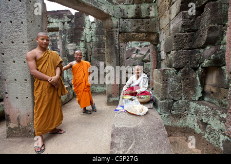 Drei unbekannte buddhistische Mönche im Tempel Preah Khan in Siem Reap, Kambodscha Stockfoto