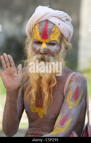 Ein Sadhu heiliger Mann im Pashupatinath Tempel in Kathmandu, Nepal Stockfoto