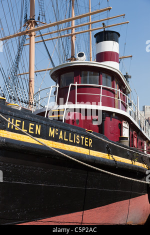 Schlepper Helen McAllister angedockt an der South Street Seaport Museum in New York City. Stockfoto