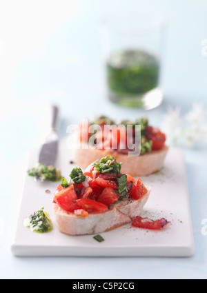 Bären Knoblauch-Pesto auf Bruschetta Stockfoto