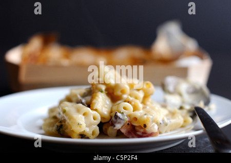 Maccaroni mit Käse und Speck Stockfoto