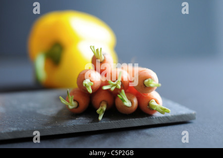 Karotten und eine gelbe Paprika Glocke Stockfoto
