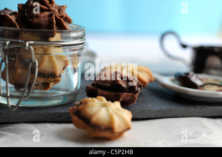 Schokolade und Vanille Kekse mit Schokocreme gefüllt Stockfoto