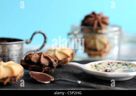 Schokolade und Vanille Kekse mit Schokocreme gefüllt Stockfoto