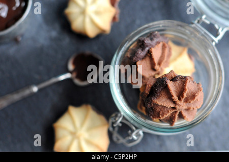 Schokolade und Vanille Kekse mit Schokocreme gefüllt Stockfoto