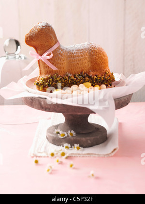 Oster-Lamm-Kuchen mit Mandeln Stockfoto