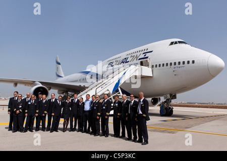 El Al Flug Besatzung Stand mit Eliezer Shkedi El Al CEO (Mitte) vor einem Passagierflugzeug Boeing 747 Stockfoto