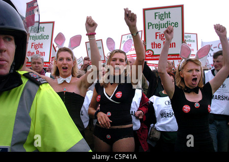 Demonstranten verkleidet als Bunny Girls in der pro Jagd Protest an Brighton Strandpromenade außerhalb Arbeitskonferenz 2004 den Weg weisen Stockfoto