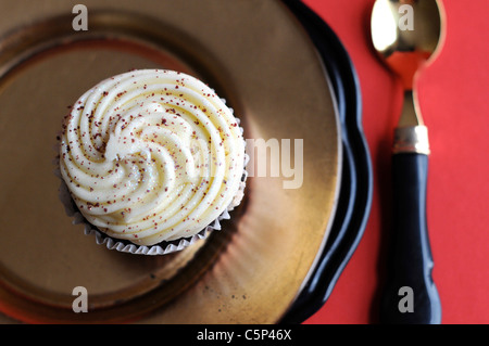 Vanille Cupcake mit Frischkäse frosting Stockfoto