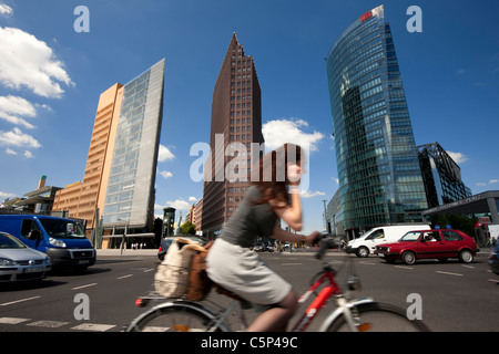 Radfahrer und Skyline von Bürotürmen am Potsdamer Platz in Berlin-Deutschland Stockfoto