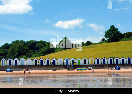 Strand Hütten Broadsands, Broadsands Strand, Strandhütten und grüne Felder, Boote, blau, Meer, Himmel, Meer, Szene, Meer, Badegäste, COA Stockfoto