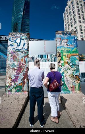 Touristen, die gerne am ursprünglichen Teile der Berliner Mauer am Potsdamer Platz in Berlin-Deutschland Stockfoto