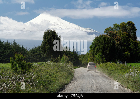 Auto auf einem Schotterweg vor dem Vulkan Osorno, Lakeland Region, Chile, Südamerika Stockfoto