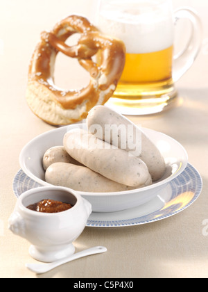 Weißwurst mit Brezel und typischen süßen Senf Stockfoto