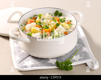 Eintopf von Sommergemüse (Schnüüsch) Stockfoto