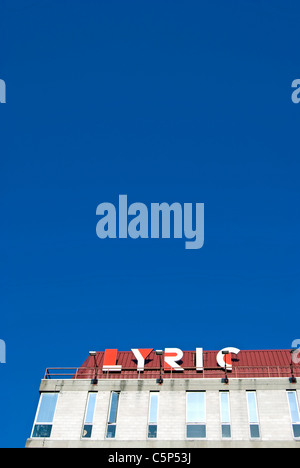 rot-weiße Logo der lyrischen Theaters, Hammersmith, England, auf dem Dach des Gebäudes halten das Theater Stockfoto