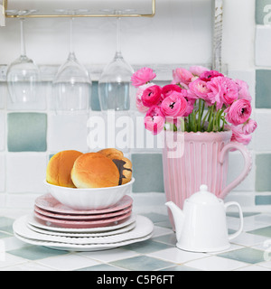 Gerichte, Vase und anderen Objekten Stockfoto