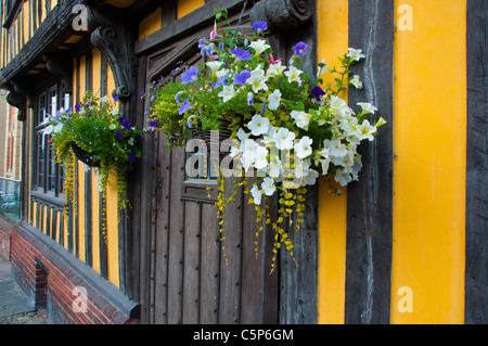 Hängende Körbe Timer Fachwerkhaus Ludlow Tür Tür Stockfoto