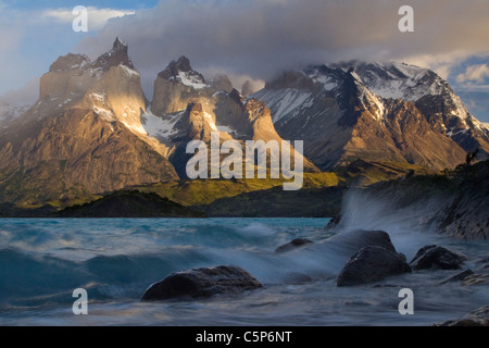 Lago Pehoe und die Cuernos del Paine Gipfel bei Sonnenaufgang, Nationalpark Torres del Paine, Chile, Südamerika Stockfoto