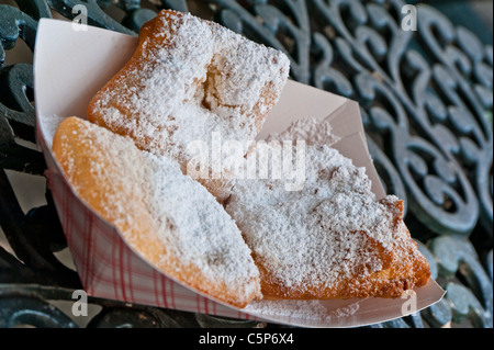 Beignets unter Puderzucker im Cafe Beignet auf Royal Street in New Orleans. Stockfoto