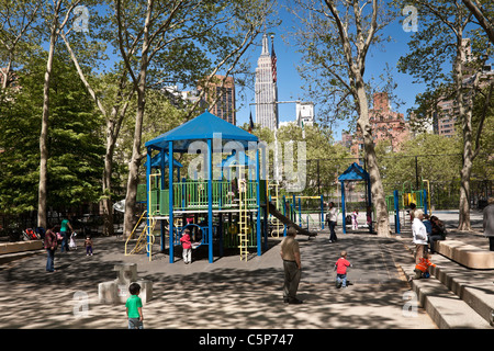 St. Vartan Park und Spielplatz, Midtown New York City, mit Empire State Building im Hintergrund Stockfoto