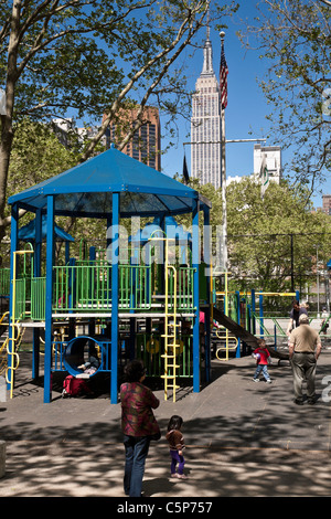 St. Vartan Park und Spielplatz, Midtown New York City, mit Empire State Building im Hintergrund Stockfoto