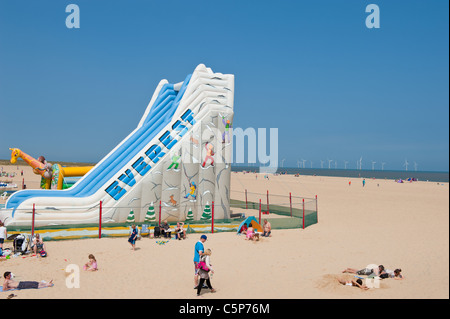 Windpark vor Strand am Gt Yarmouth UK Urlaub Stockfoto