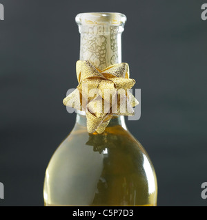 Ein Band auf eine Flasche Wein Stockfoto