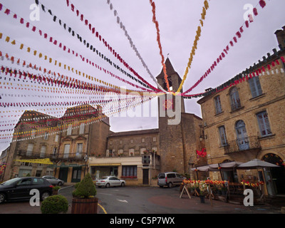 Belves Stadt. Dordogne-Frankreich. Lebendige mittelalterliche Stadt. Marktplatz mit Dekorationen streaming vom Glockenturm. Stockfoto