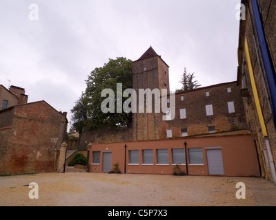 Belves Stadt. Dordogne-Frankreich. Lebendige mittelalterliche Stadt. Alten und modernere Gebäuden, mischen nicht. Stockfoto