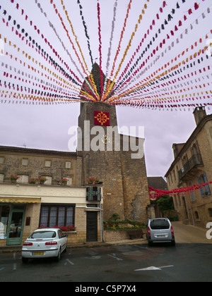 Belves Stadt. Dordogne-Frankreich. Lebendige mittelalterliche Stadt. Festival Dekorationen, Stream von der Spitze des Glockenturms, abseits des Marktes. Stockfoto