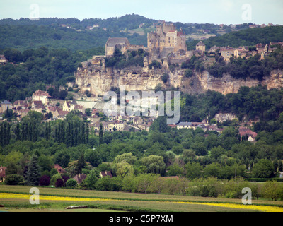 Beynac in der Ferne Gärten von Marqueyssac entnommen. Dordogne-Frankreich. Sehenswürdigkeiten, Landschaft, Geschmack und Geruch von Frankreich Stockfoto