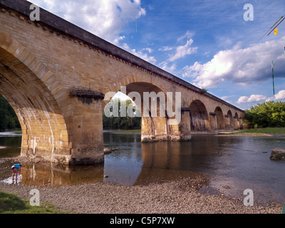 Castelnaud-la-Chapelle. Dordogne-Frankreich. Brücke über den Fluss Dordogne Stockfoto