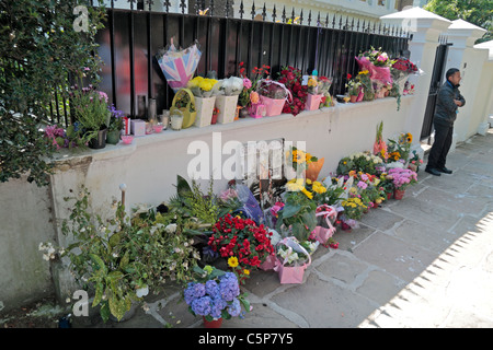 Einige floral Tribute außerhalb der Camden Square Haus von Amy Winehouse nach ihrem Tod im Juli 2011 Stockfoto