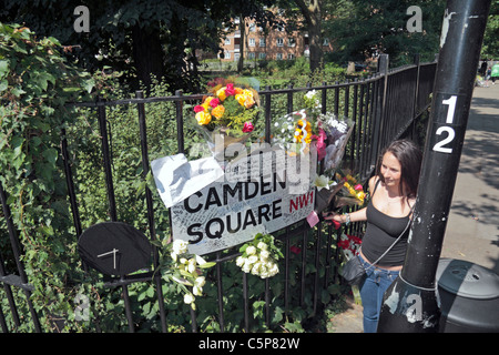 Ein Ventilator stand neben einem Camden Square Straßenschild voll von Nachrichten außerhalb der Heimat von Amy Winehouse nach ihrem Tod im Juli 2011. Stockfoto