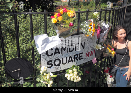 Ein Ventilator stand neben einem Camden Square Straßenschild voll von Nachrichten außerhalb der Heimat von Amy Winehouse nach ihrem Tod im Juli 2011. Stockfoto