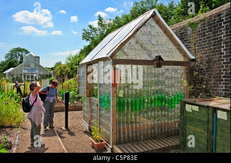 Gewächshaus aus alten Plastikflaschen in den National Botanical Gardens of Wales gemacht Stockfoto