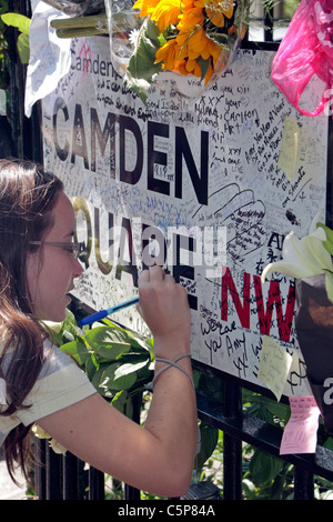 Nahaufnahme eines Ventilators, schreiben eine Nachricht auf ein Camden Square-Schild außerhalb der Heimat von Amy Winehouse nach Tod im Juli 2011. Stockfoto