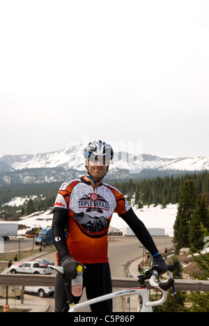 Kaukasische männliche Biker auf Rastplatz am Bergweg Colorado USA Stockfoto