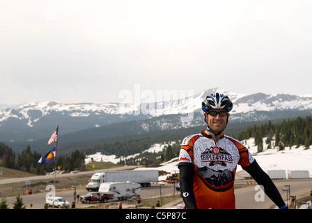 Kaukasische männliche Biker auf Rastplatz am Bergweg Colorado USA Stockfoto