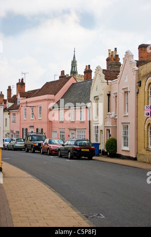 Häuser und St. Maria Kirche, Swan Street, Boxford, Suffolk, England Stockfoto