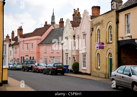 Häuser und St. Maria Kirche, Swan Street, Boxford, Suffolk, England Stockfoto