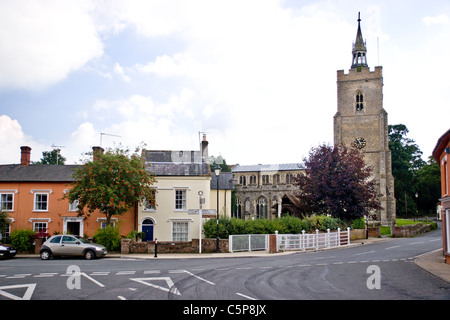 Häuser und St. Maria Kirche, Swan Street, Boxford, Suffolk, England Stockfoto