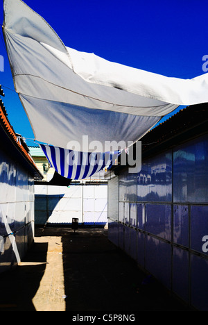 Geschlossene Marktstände, Tuch im wind Stockfoto