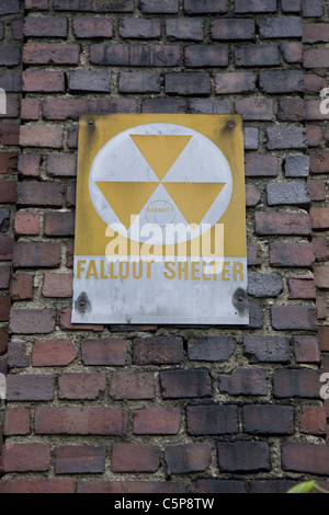 Alten Atombunker Schild an einem Mehrfamilienhaus in Park Slope, Brooklyn, New York. Stockfoto