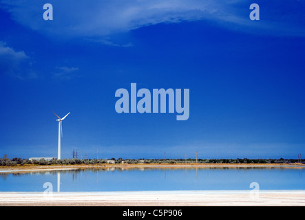 Eine Windkraftanlage am Rande des Sole-See, Krim, Ukraine Stockfoto