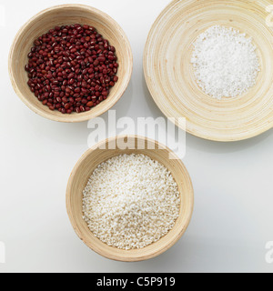 Bohnen, Reis und Salze in Schalen Stockfoto