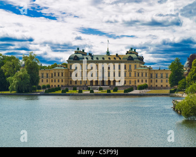 See Maelaren mit Blick auf den Wohnsitz der schwedischen Königsfamilie Schloss Drottningholm, Stockholms län, Schweden, Europa Stockfoto